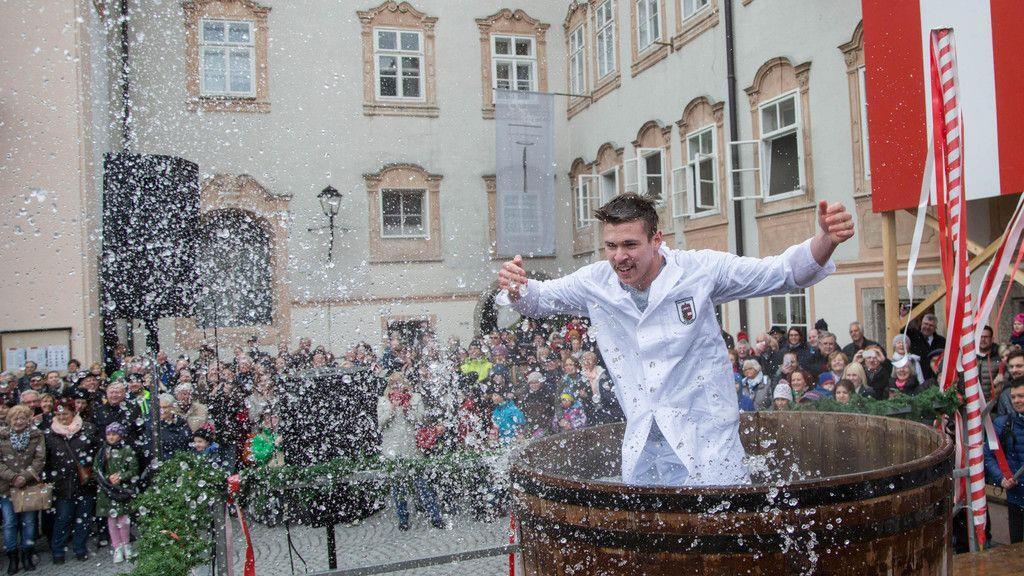 Traditioneller Metzgersprung in Salzburg