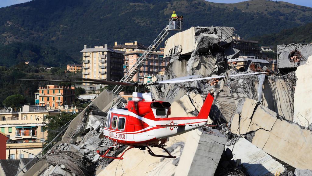 Autobahnbr\u00fccke st\u00fcrzt in Genua ein II