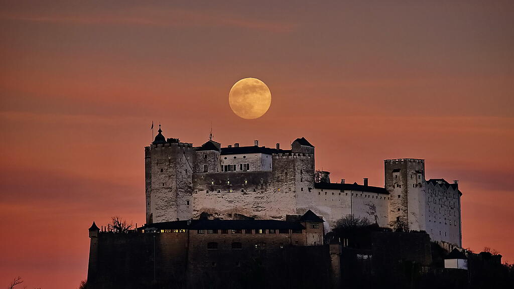 Erster Vollmond 2023 über Salzburg