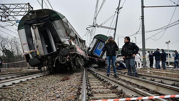 Die Räder des Zuges sollen aus den Schienen gesprungen sein