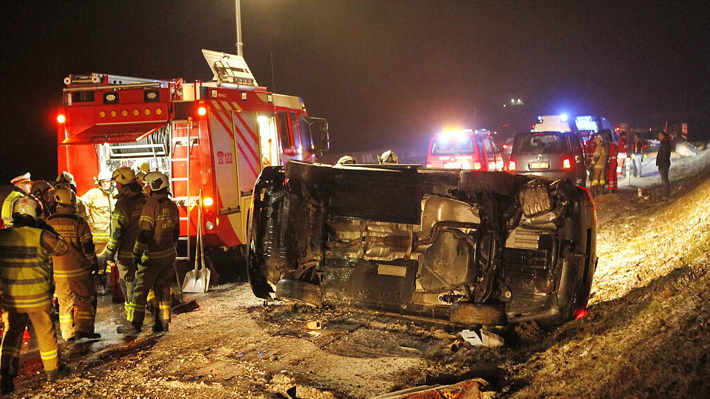 Das Fahrzeug wurde stark zerstört.