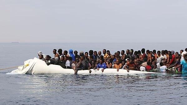 Einen großen Teil des Geldes strichen die Schlepper bei Menschen ein, die auf dem Weg über das Mittelmeer dem Elend in ihren Heimatländern entfliehen wollten (Symbolbild).
