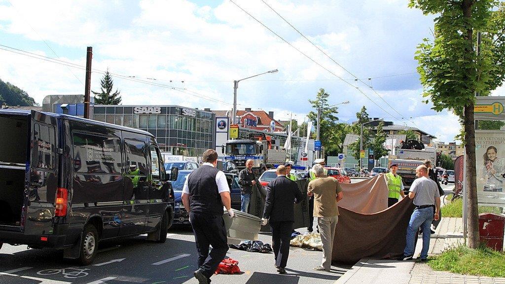 Radfahrerin von Lkw überrollt