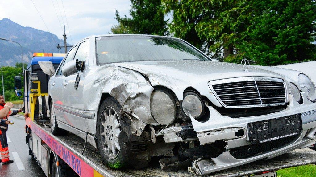 Anif: Lkw kracht in Taxi