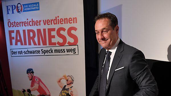 Parteichef Strache ist mit dem Großplakat zufrieden
