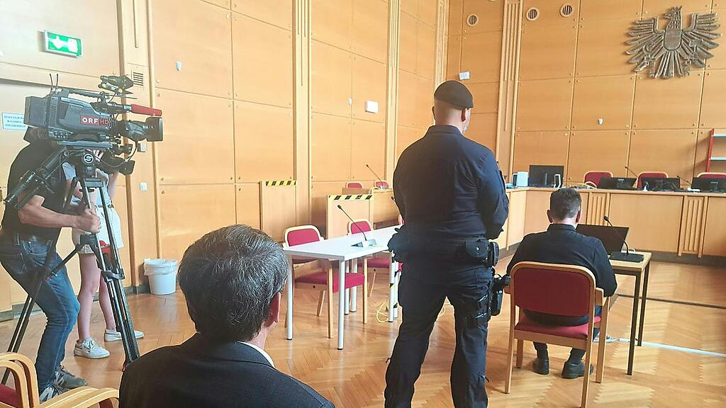 Die Angeklagten vor Prozessbeginn