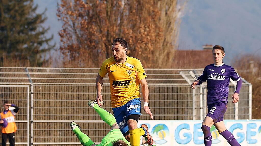 Mersudin Jukic (gelb) traf gegen seinen Ex-Verein Austria Salzburg im Doppelpack.