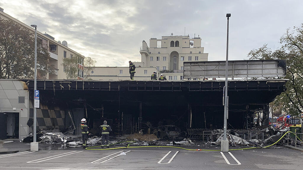 Auto kracht in Wiener Supermarkt