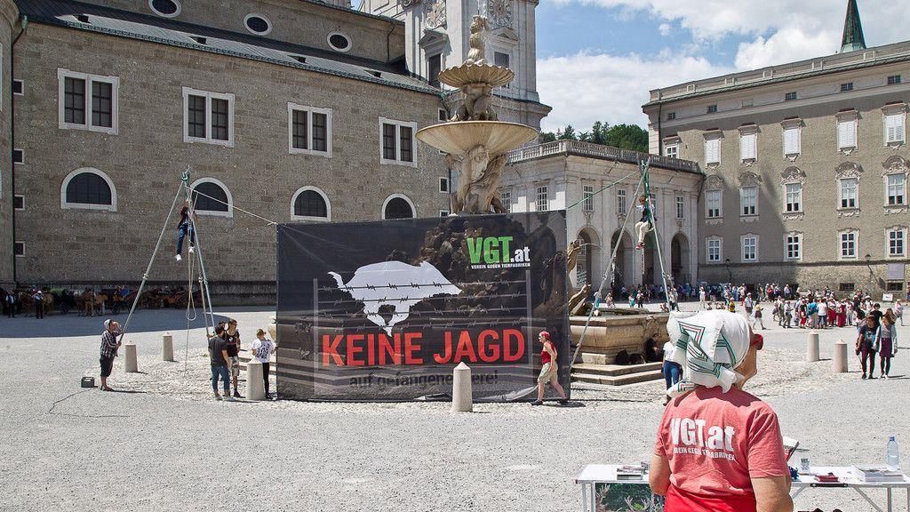 VGT protestiert am Residenzplatz gegen Gatterjagd