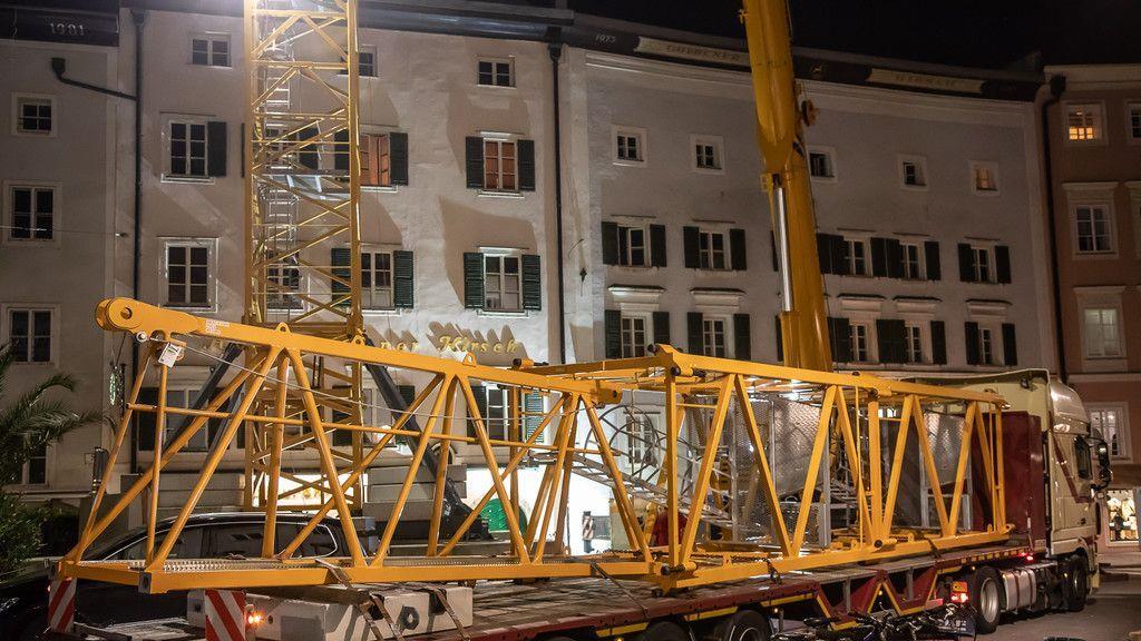 Goldener Hirsch: Spezialkran errichtet