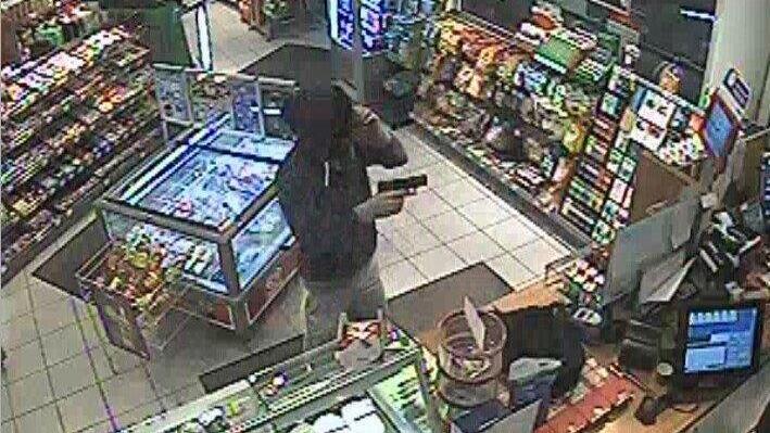 Tankstelle in Liefering überfallen: Bilder der Überwachungskamera