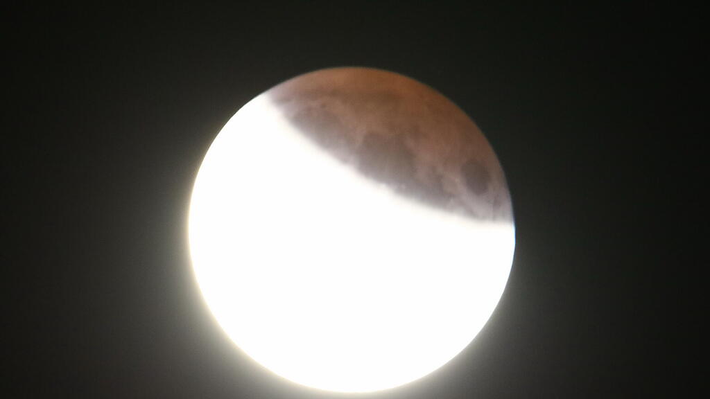 Partielle Mondfinsternis über Salzburg