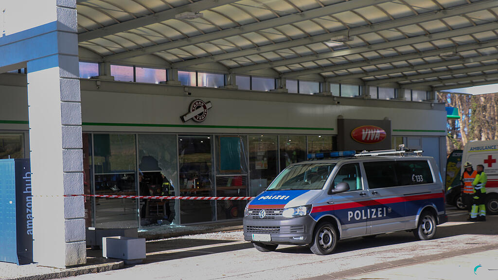 Lkw-Unfall auf A1: Reifen in Raststation