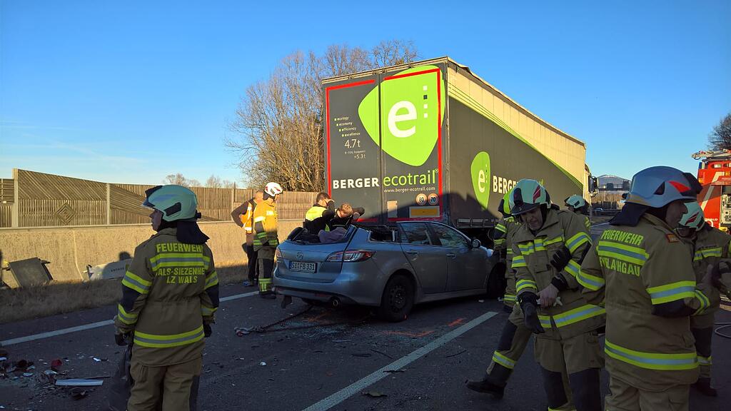 Eine Person wurde bei dem Unfall schwer verletzt.