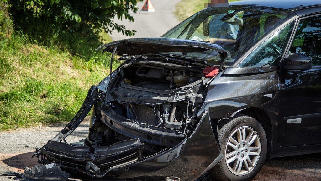 Zwei Verletzte bei Kreuzungscrash bei Laufen