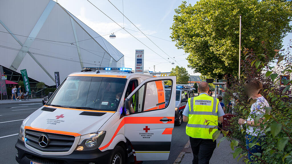 Fahrradfahrer schneidet Obus in Alpenstraße