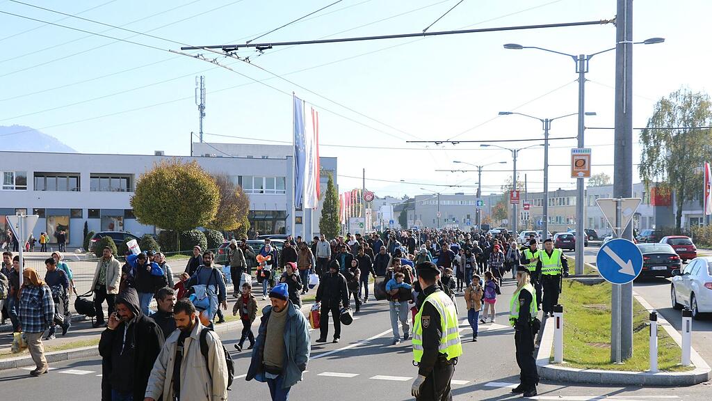 Rund 1.000 Menschen marschierten am Samstag Richtung Grenze.