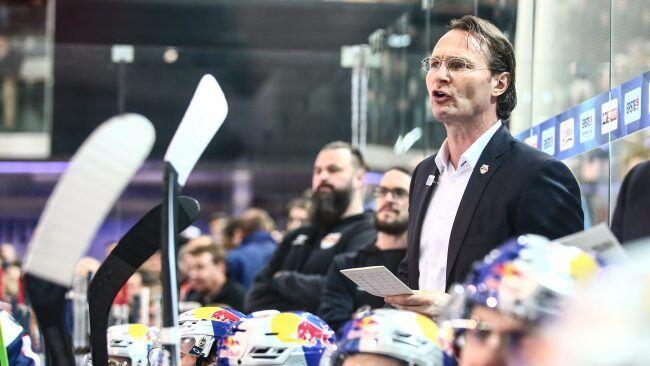Salzburgs Eis-Coach Greg Poss (re.) lässt die Saison Revue passieren und wagt einen Blick in die Zukunft.