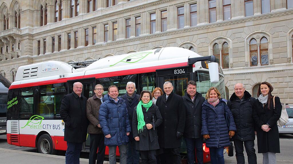 Eine Salzburg-Delegation informierte sich aus erster Hand bei den Wiener Linien über die Erfahrungen mit Elektrobussen.