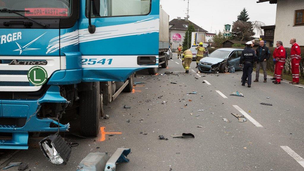 Straßwalchen: Pkw-Lenker prallt in Lkw