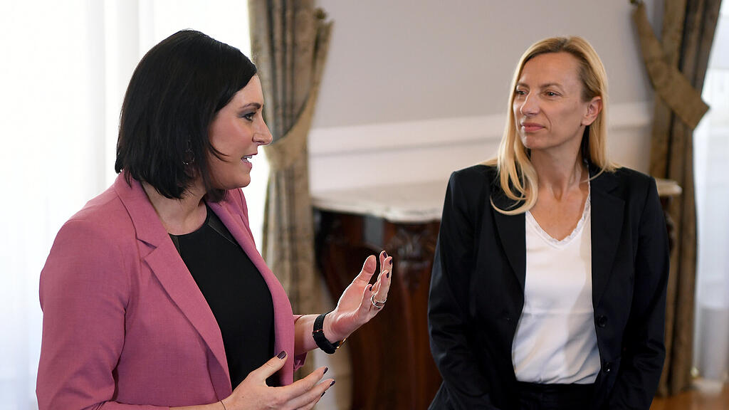 Bogner-Strauss (re.) wird die Agenden von Köstinger übernehmen.
