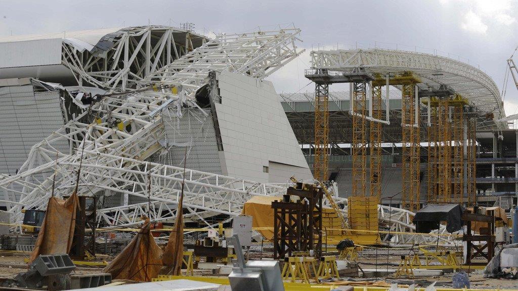Brasilien: Kran stürzt auf WM-Stadion