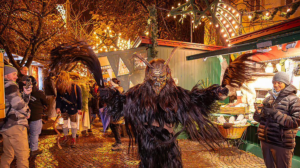 Alt Gnigler Krampusse beim Weihnachtsmarkt am Mirabellplatz