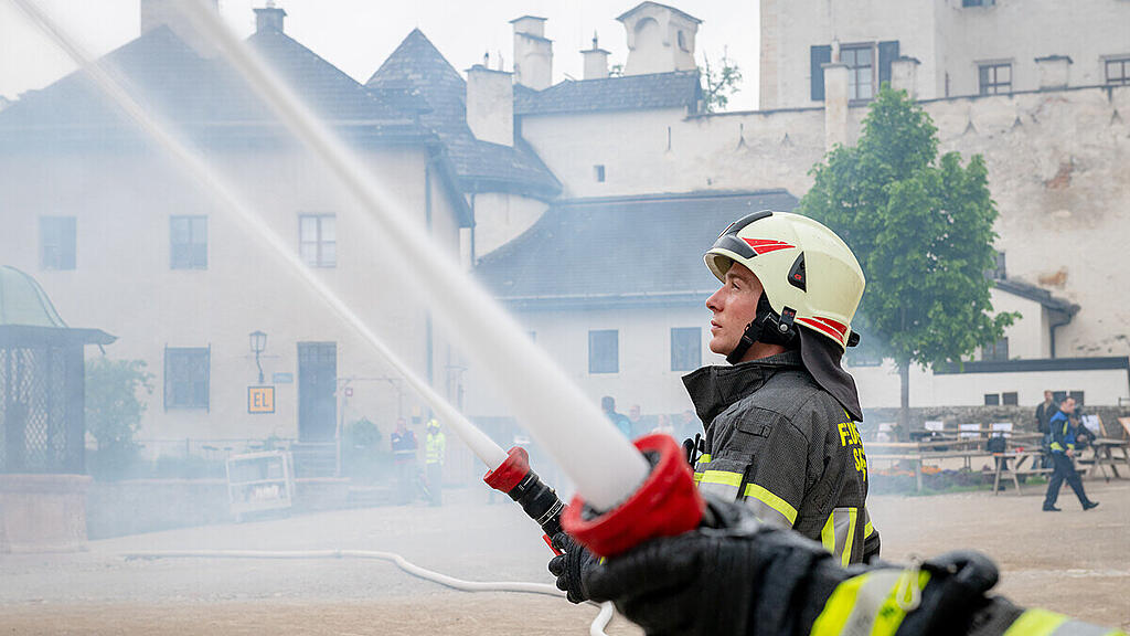 Feuerwehr-Übung auf der Festung, II