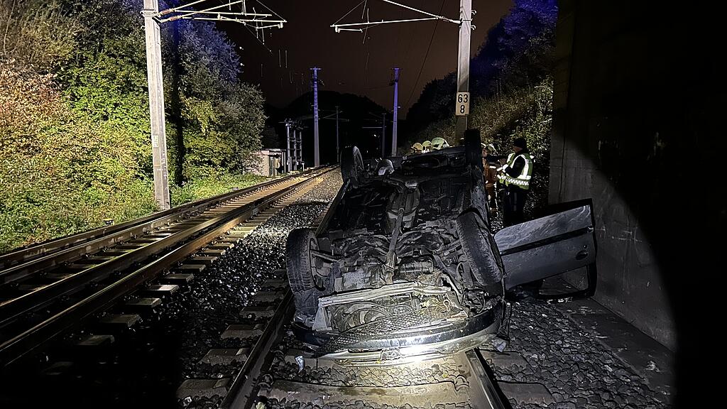 TIROL: PKW VON ALKOLENKER STÜRZTE AUF GLEISE - VERLETZT