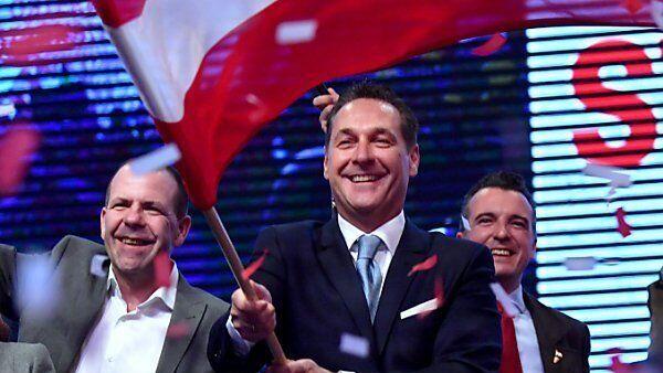 Vilimsky (l.) vertritt Strache bei dem Treffen der Rechten