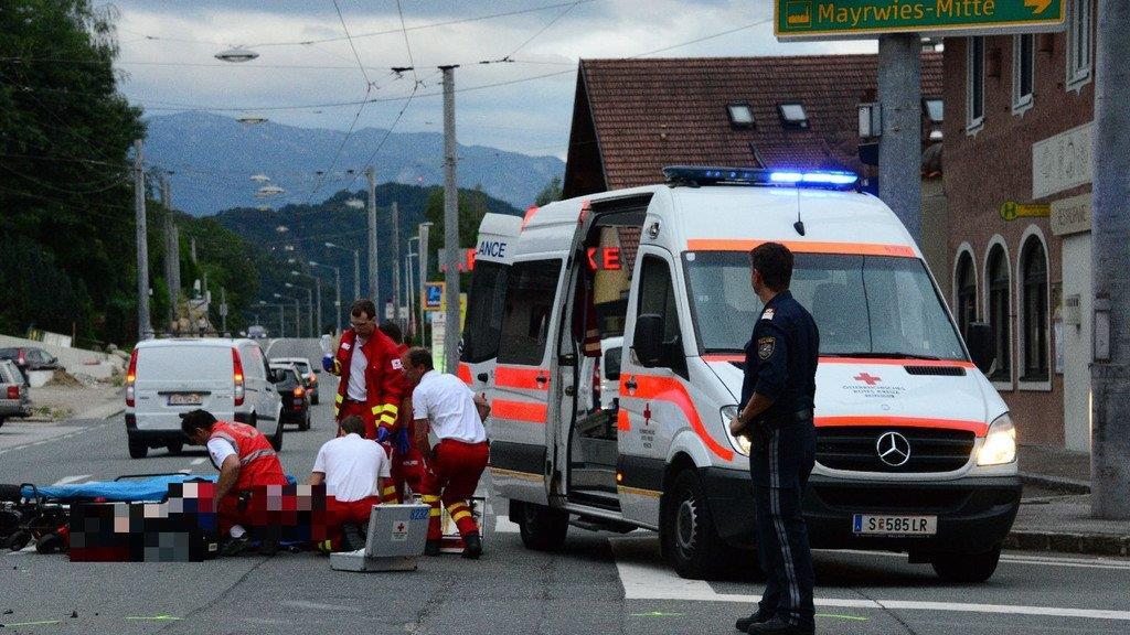 Hallwang: Biker kracht in Auto