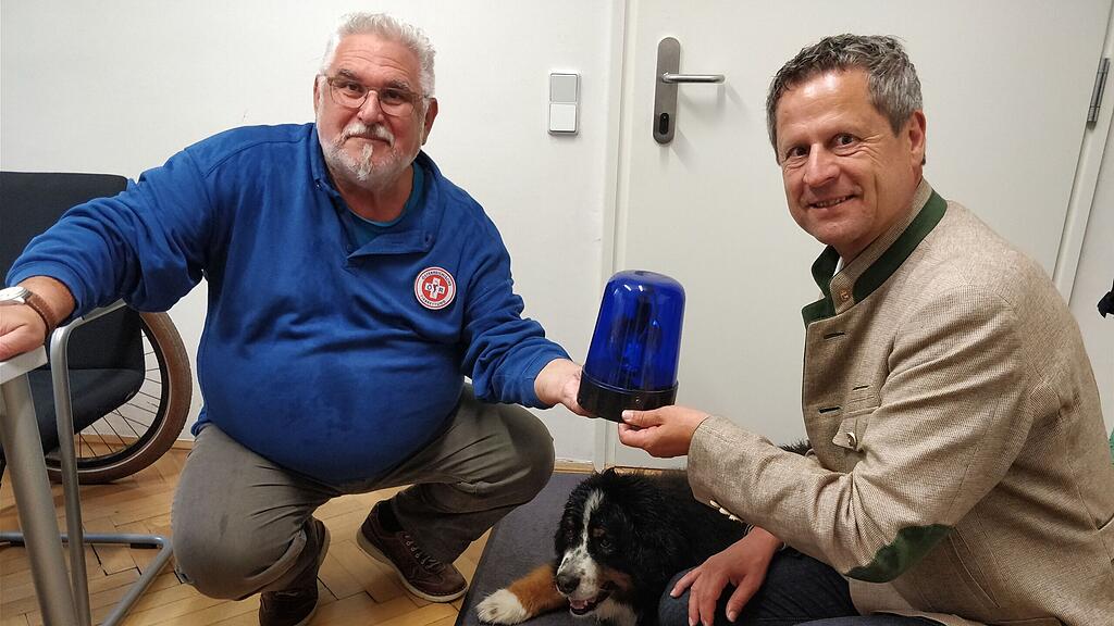 Obmann der Tierrettung Salzburg Oswin Mair (links), mit Hund Merlin und Helmut Naderer.