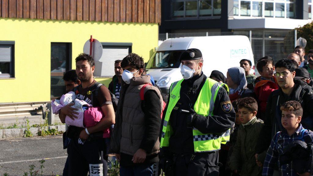 Flüchtlinge marschieren zu Grenze