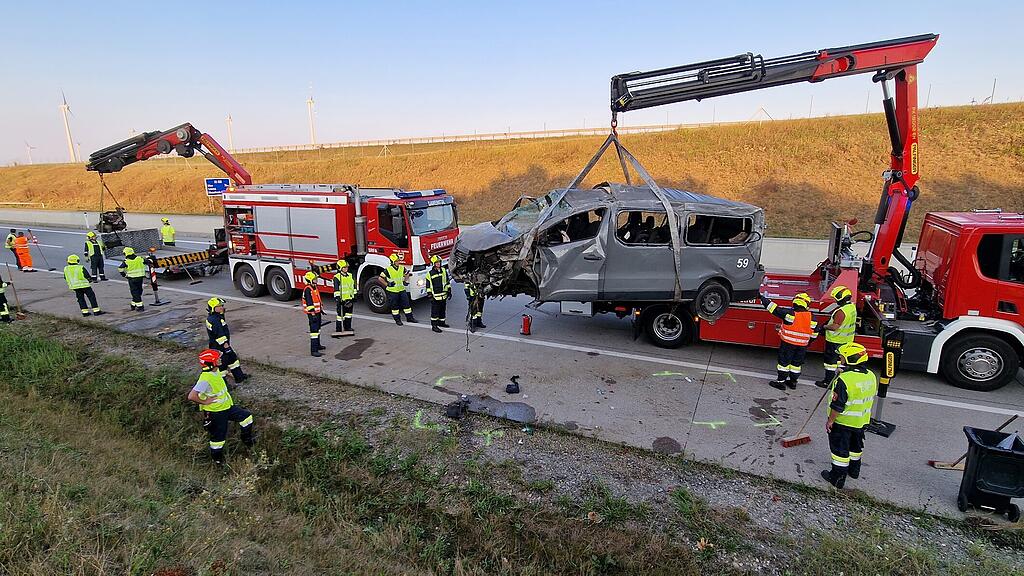 Kind stirbt bei Kleinbus-Unfall auf A5 in Mistelbach