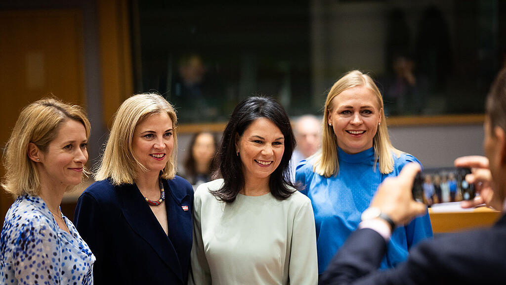Beate Meinl-Reisinger - Gruppenfoto mit Kolleginnen