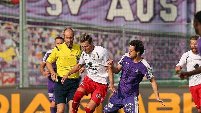 Mit seinem Triplepack war Nicholas Mayer (re.) bei der 6:1-Gala der gefeierte violette Held.