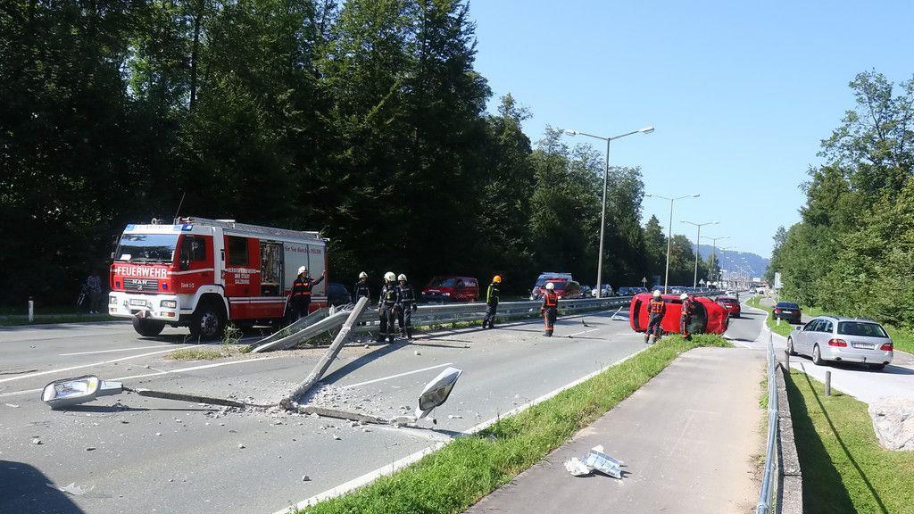 Pkw räumt in Alpenstraße Straßenlaterne ab und überschlägt sich