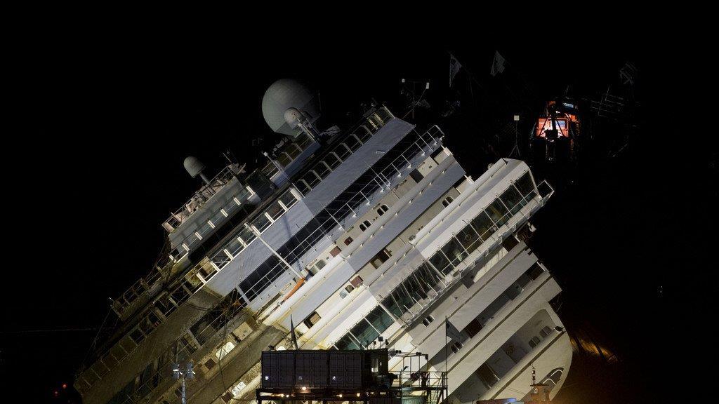 Wrack der Costa Concordia ist aufgerichtet