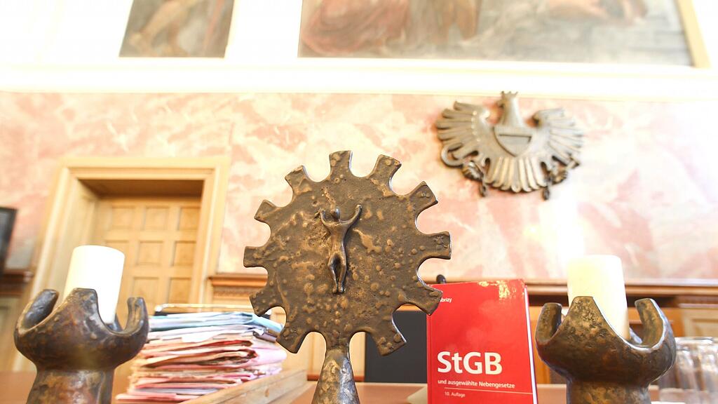 30-jähriger Albaner wegen Raubs vor Schöffensenat in Salzburg.