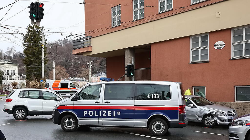 Autos kollidieren auf Kreuzung bei Karolinenbrücke