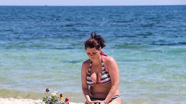 Tiefe Trauer am Strand vor Sousse