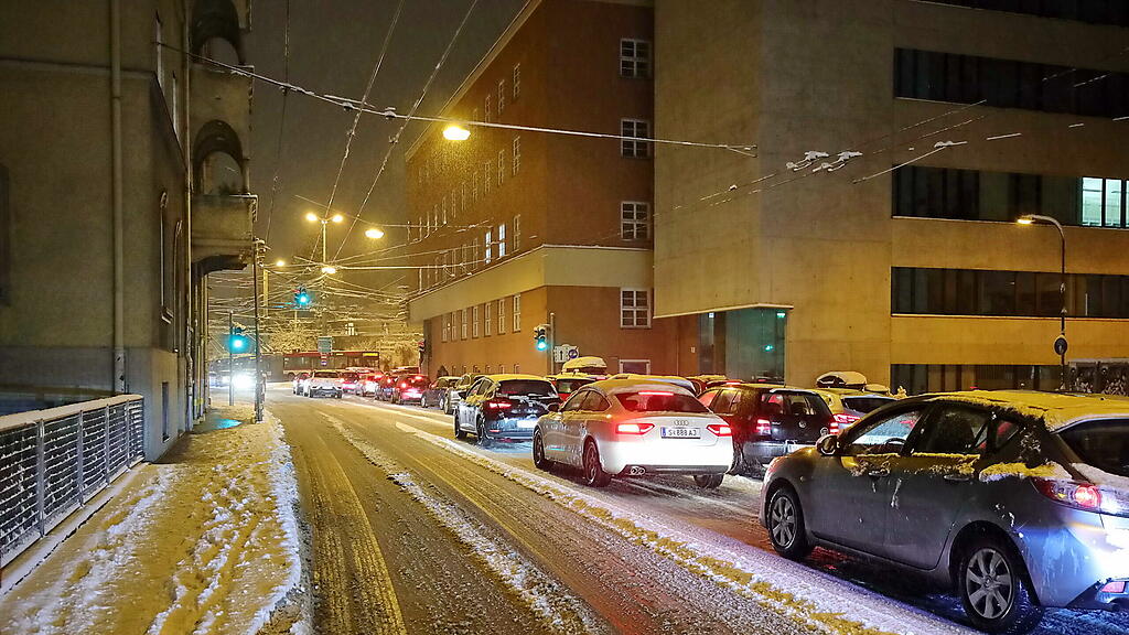 Stau und Unfälle wegen Schnee in Stadt Salzburg