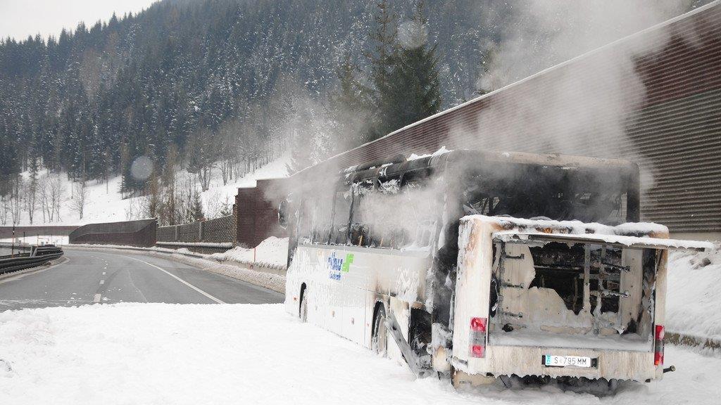 Reisebus in Vollbrand