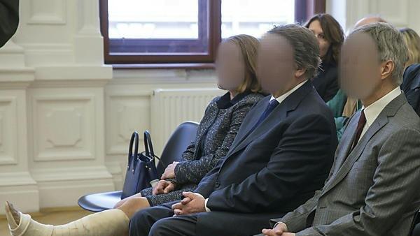 Die Angeklagten beim Prozessauftakt