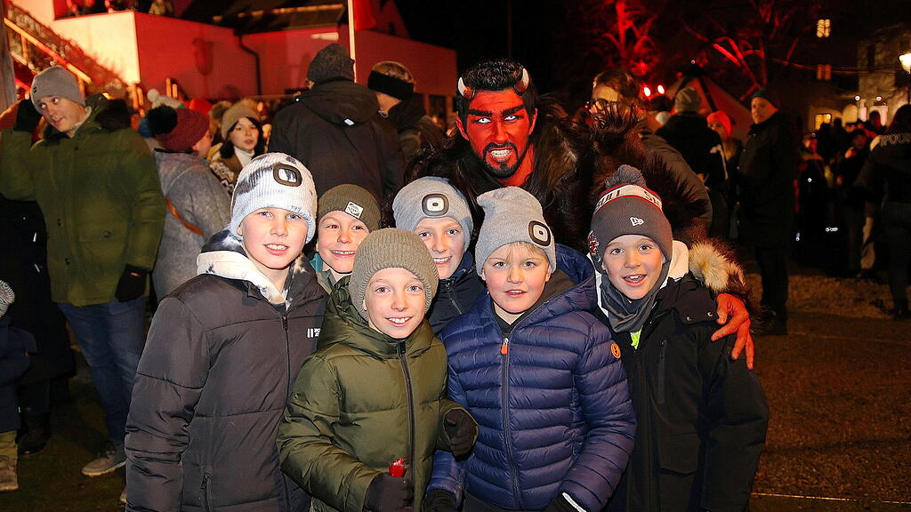 Anifer Krampuslauf am Dorfplatz