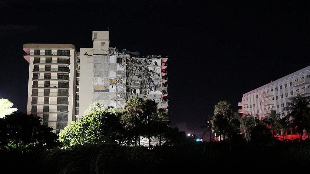Hochhaus st\u00fcrzt in Miami ein