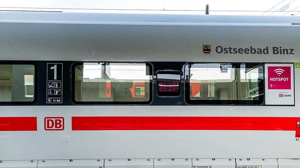 Während einer Zugfahrt kam es zu der blutigen Auseinandersetzung. (Symbolbild)