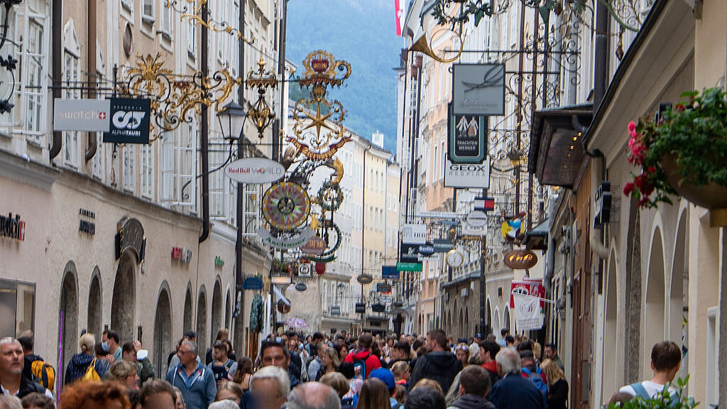 Touristen in Salzburger Altstadt