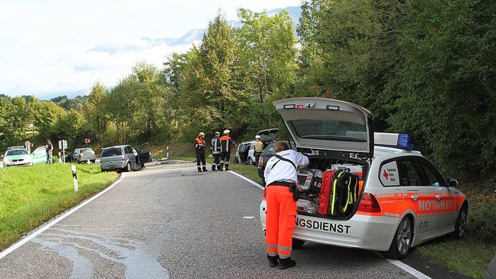 Trümmerfeld nach Frontalcrash