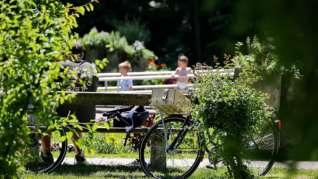 Sommerwetter: Salzburger stürmen Hellbrunn